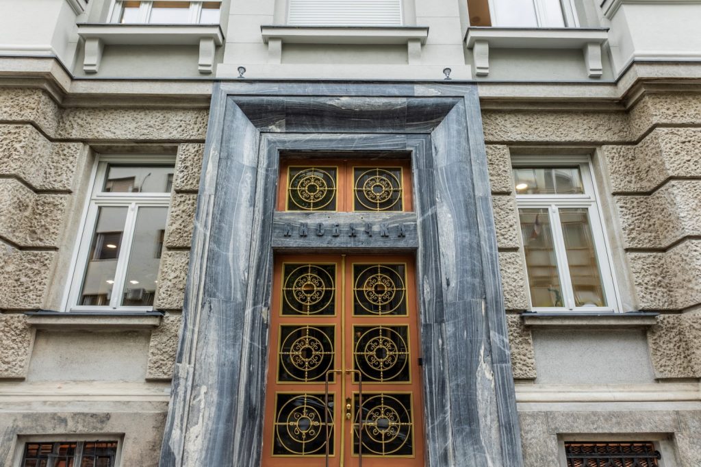 Obnovljena i restaurirana originalna kamena obloga na ulazu u objekat stara skoro 100 godina